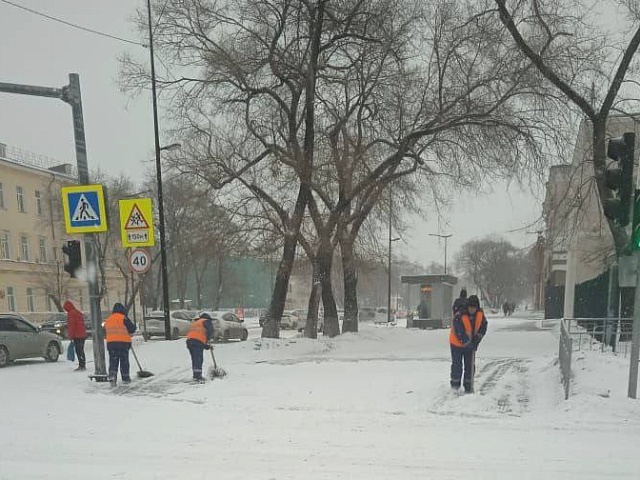 Вручную и спецтехникой: в уборке города задействованы коммунальные службы и управляющие компании 