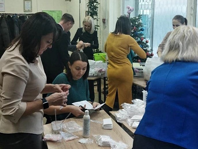 Объединены общей целью: команда администрации Благовещенска пришла на помощь мастерицам «Фабрики для СВОих» 