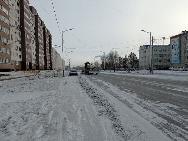 Техника ГСТК очищает улицы Благовещенска, объезжая припаркованные авто