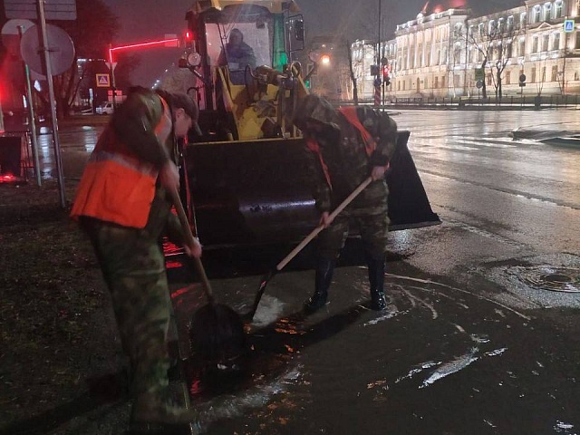 Откачка луж, чистка ливневок, ремонт и техобслуживание: ГСТК борется с последствиями непогоды в Благовещенске