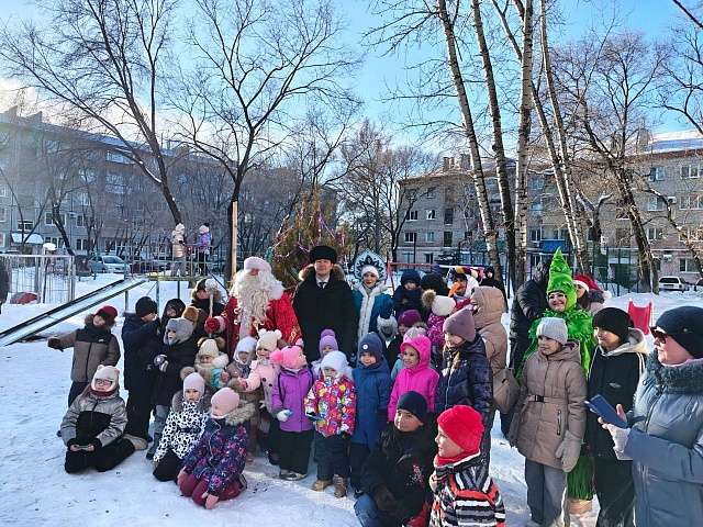 Надевают бороды и дарят подарки: депутаты Благовещенской гордумы поздравляют жителей своих округов с наступающим новым годом 