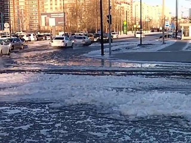 В микрорайоне Благовещенска из-за выхода  воды на проезжую часть меняют маршрут автобусы