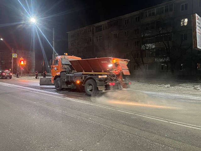 Рабочие ГСТК чистят дороги от наледи