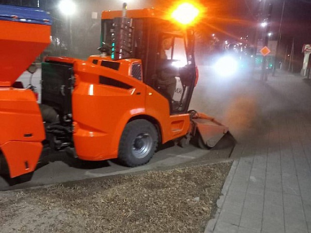 Сегодня службы ГСТК планируют помыть автобусные остановки, профилировать грунтовые дороги, смонтировать леерные ограждения. Будьте внимательны и осторожны на дорогах! 