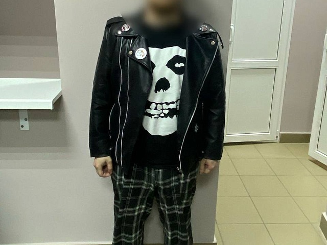 Полицейские Благовещенска задержали правонарушителя, оставившего надписи на скамейках города