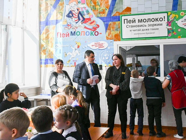 «Вкусный рейд» провёл в столовой одной из городских школ депутат Благовещенской гордумы Артём Салварян 