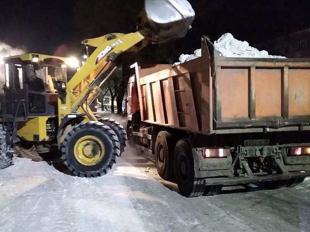 Рабочие ГСТК очистили парковки в районе детского сада