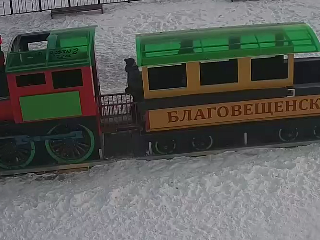 Паровозик на игровой площадке пострадал от детского творчества