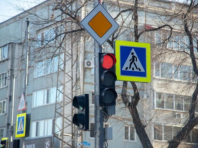 В Благовещенске в этом году установят пешеходные светофоры на 4 участках. Где? 