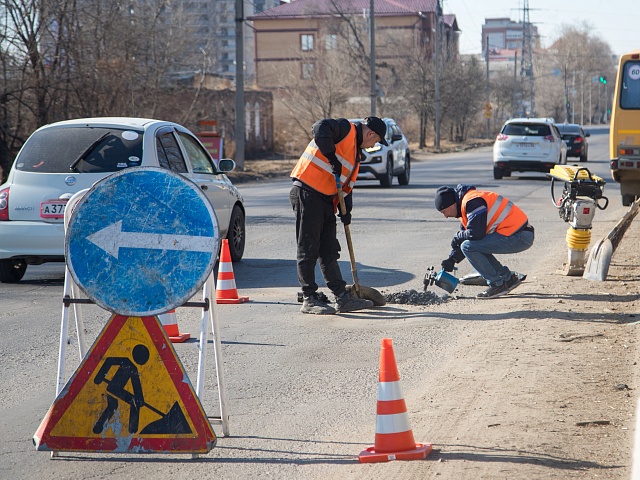 В Благовещенске начали активно работать по устранению выбоин на дорогах 