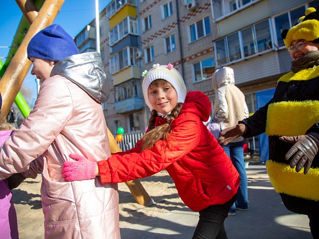 Для юных благовещенцев устроили праздник в обновлённом дворе на Чайковского 