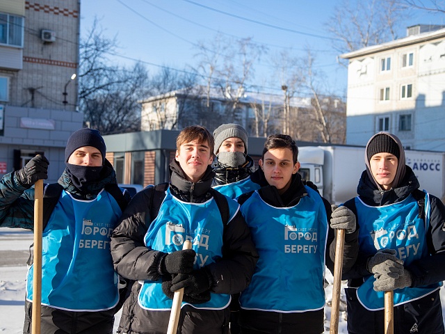 Благовещенские студенты почистили тротуары возле медучреждений