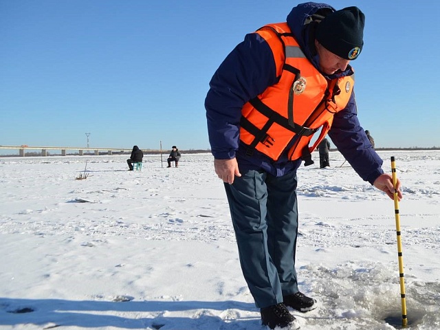 В Благовещенске патрулируют водоёмы в поисках любителей зимней рыбалки 