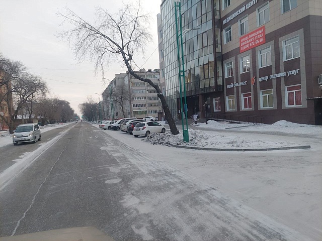 В Благовещенске автомобили мешают уборке городских улиц