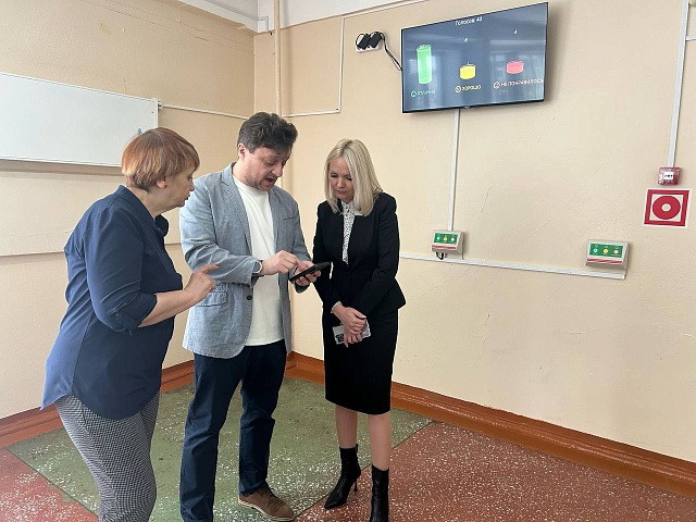 Заместитель мэра Виктория Хопатько оценила меню для первоклассников и работу новых электронных систем обратной связи