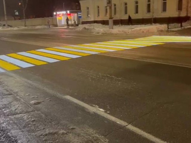В Благовещенске заработал первый проекционный пешеходный переход